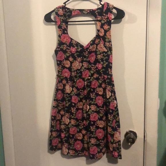 Forever 21 Dresses & Skirts - Forever 21 floral cute short dress size small